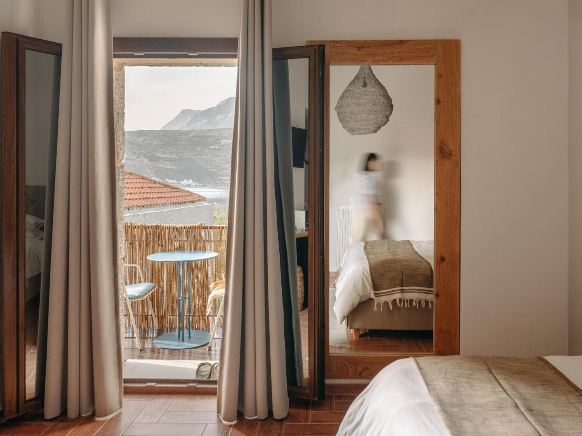 Kourmas Suites Limeni Ngoại thất bức ảnh