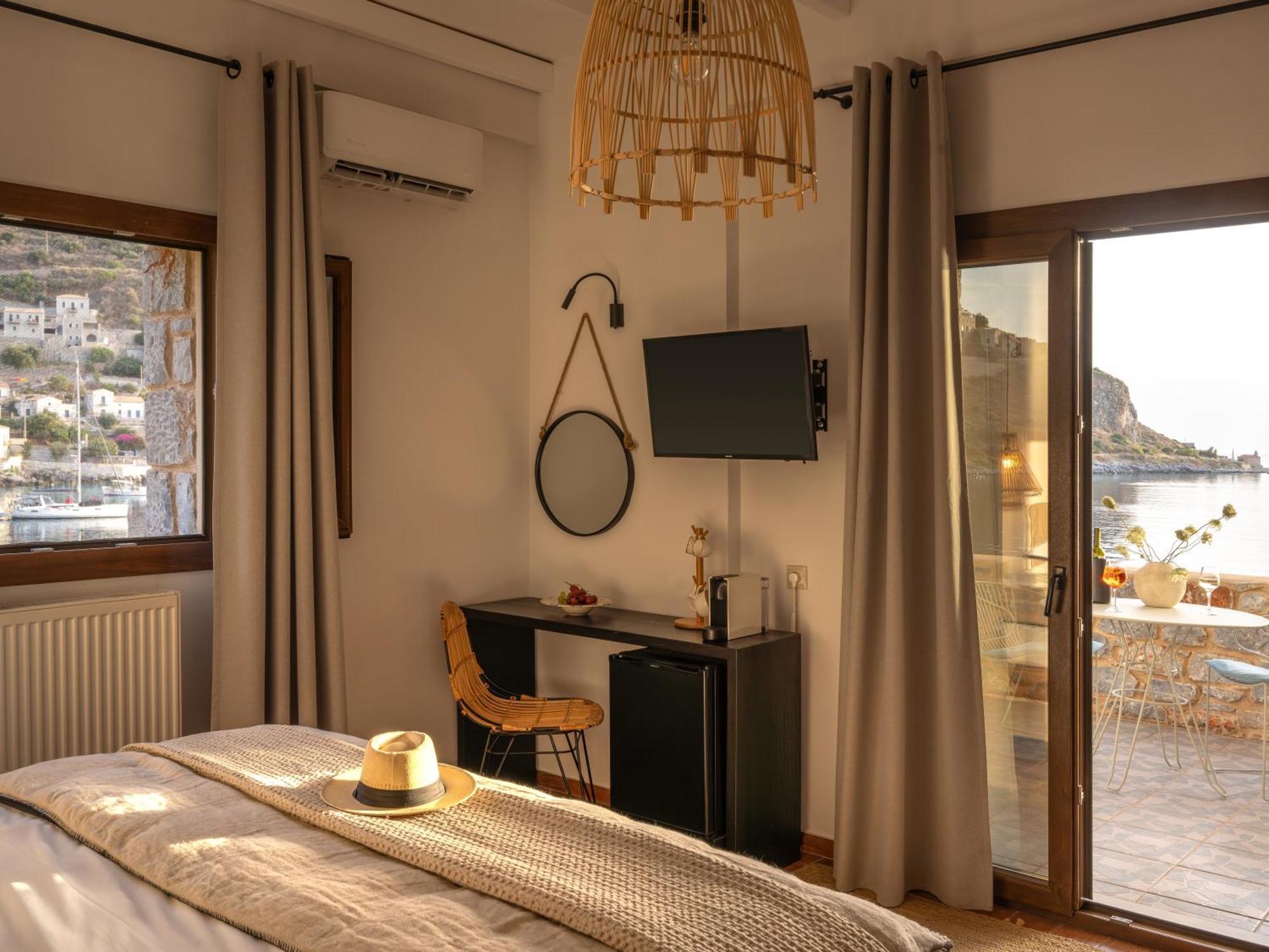 Kourmas Suites Limeni Ngoại thất bức ảnh